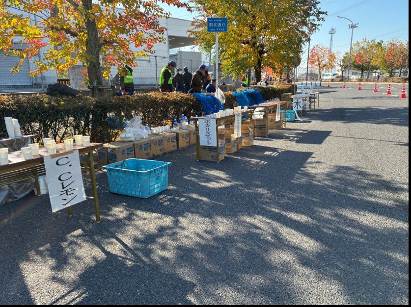 イベントの給水所に並べられた紙コップ